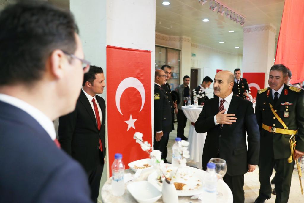 artukluilcemem's tweet photo. İl Müdürümüz Sn. Murat Demir, İlçe Milli Eğitim Müdürümüz Sn. Mehmet Emin Duyan ile birlikte #30Ağustos Zafer Bayramımızın 100.Yıl dönümü kutlamaları kapsamında Mardin Artuklu Üniversitesi Atatürk Kültür Merkezi fuaye alanında gerçekleştirilen tebrikat ve kabul törenine katıldı. https://t.co/GxAd4i6KFa