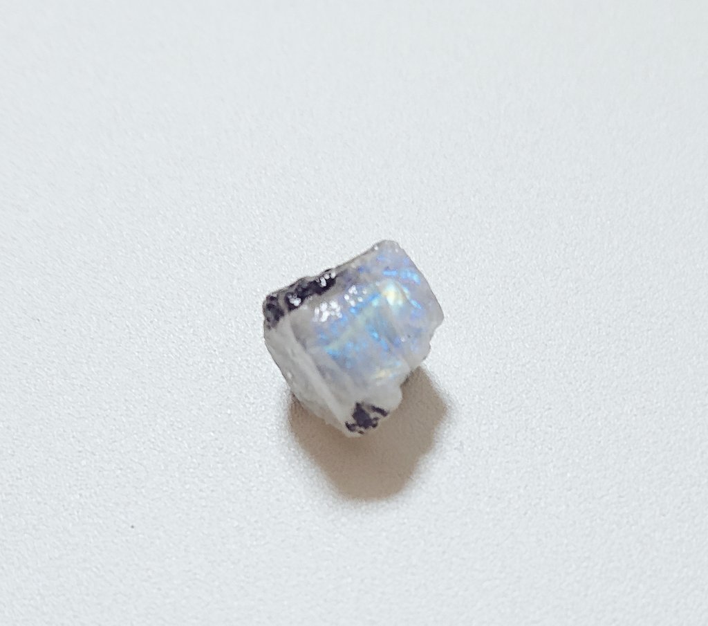 wasya_ma's tweet photo. ものすごく遅くなりましたが…
HimalayanKsCrystal ( @HimalayanKs )さんからお迎えしたムーンストーン、イエローカルサイト、スコレサイト&amp;アポフィライト！
スコレ結晶の美しいこと😭✨
フローライトのさざれたちもありがとうございます🙇💕
おまけ🥚や黄色いウニ(？)も一緒に棚へ…！笑 https://t.co/UvAZN9Loeg