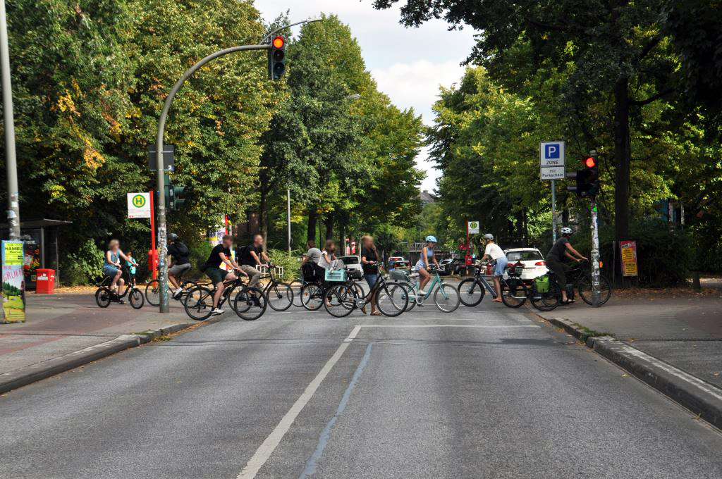 #Eimsbüttel kriegt die erste #Bettelampel für Autos an der Bundesstraße Höhe Kaiser-Friedrich-Ufer.
Querende Fußgehende und Radfahrende erhalten priorisiert 🟢, während der 🚗-Verkehr die Grünphase anfordern muss. Oberste Priorität hat aber der 4er-🚌.
Mehr davon! 👍