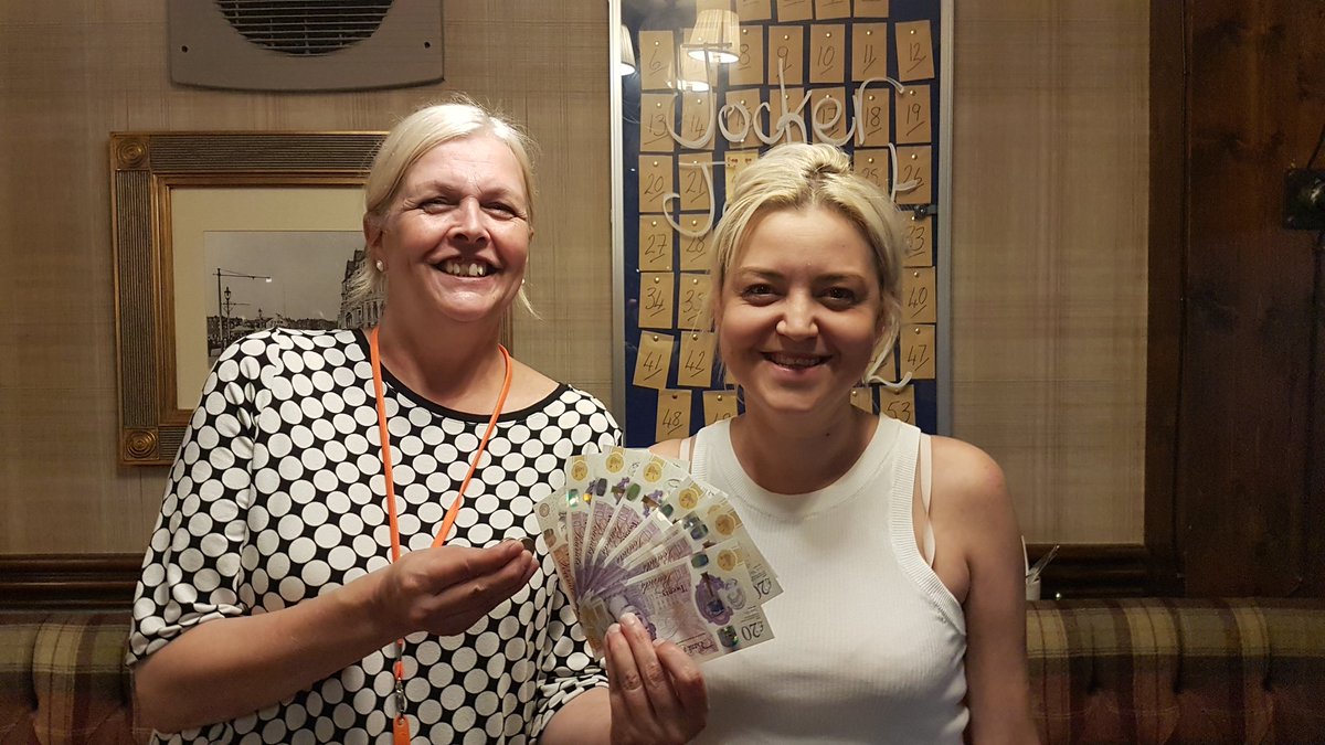 Amavinit's tweet photo. Representing team 'Not a Clue' here is our lucky 'Find the Joker' winner being presented with £150 by Jill from #Tramway #Cleveleys last Tuesday at the #Speedquizzing #PubQuiz. Come along and join us tonight. Start time, 8pm. https://t.co/jLOoO9YwM2