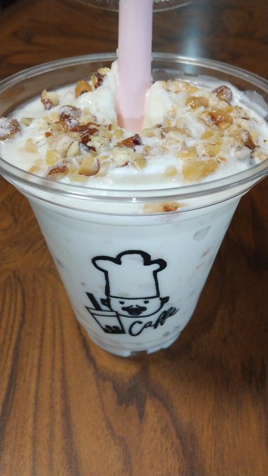 実家のお菓子屋でナッティー(砂糖がけローストナッツ)シェイクを頂いて来ました(๑'ڡ`๑)
香ばしいナッツの食感が良くて美味しかったです♪
飲んでみたい方は山形県三川町の『幸栄堂製菓舗』までどうぞw 