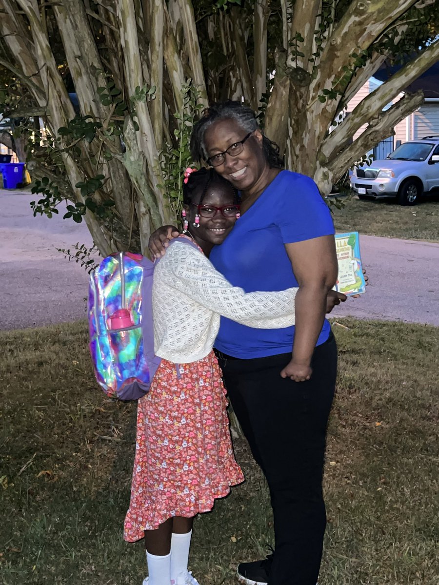 houp_lori's tweet photo. Just like that - She is off to 4th grade! Had to have book in hand! https://t.co/oObZzxHsc6