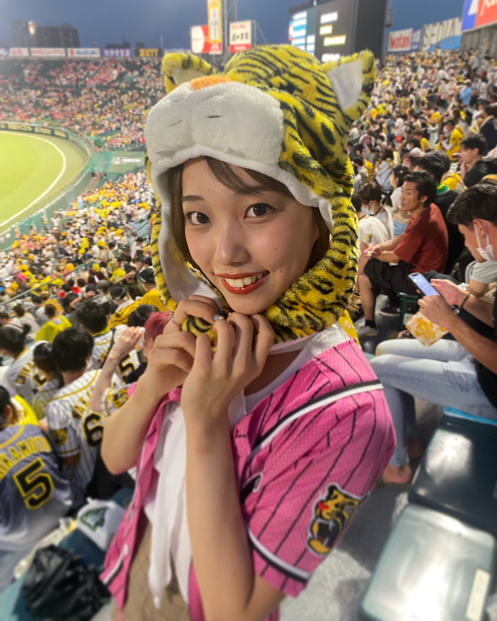 ミス関学no 4 和田 奈々 こんばんは 私は今 甲子園に来ています 阪神ファンのお友達にユニフォームと被り物を借りて応援中 はじめてのプロ野球観戦でテンションめっちゃ上がってます 勝てますように ミス関学 阪神タイガース 甲子園