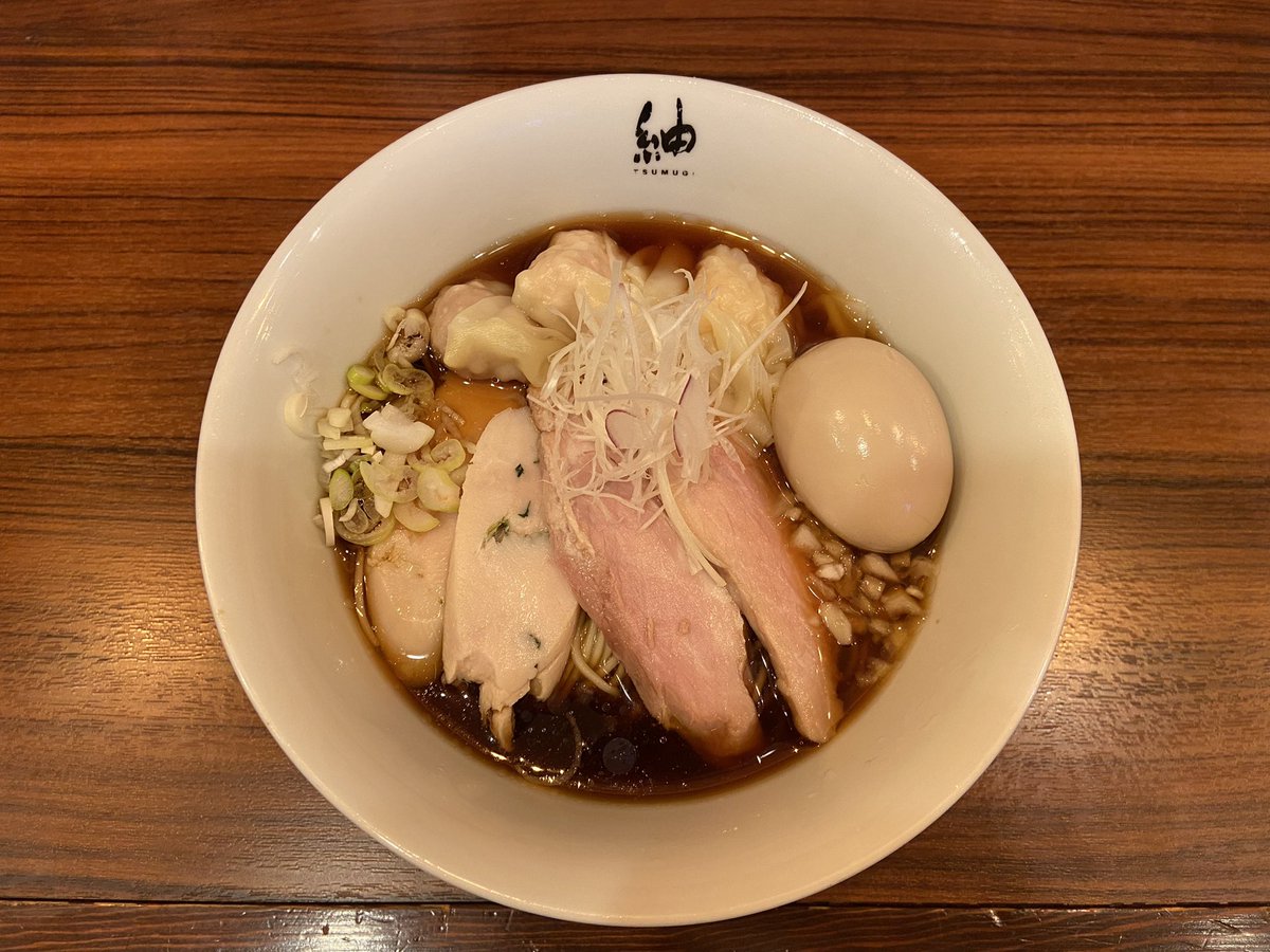 nabonayo2's tweet photo. ラーメン探訪『紬』白楽
煮干しラーメン特製(冷やし)

初訪🔰
こはく時代に醤油を頂いたので🤣
エグ味無いビターな煮干し､カエシも見た目ほど濃く無く油分も軽目👌豚・鶏の2種づつの叉焼､紫蘇入り鶏チャ旨し👍海老・豚・鶏の雲呑は超絶品💯💯💯ツルパツ麺が最幸🈵🌈驚きの逸杯､ご馳走様でした🍜🙏🙇‍♀️ https://t.co/pfiPzAGg6Z