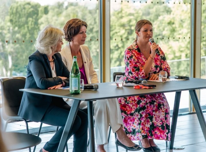RomeIsabelle's tweet photo. #LaRef22 | « Les réseaux féminins constituent la sororité en action. »
Bravo au réseau #FemmesDuMedef impulsé par @dcarlach 👏👏
Devant des femmes et des hommes entrepreneurs, avec @MarleneSchiappa, nous avons rappelé combien la mixité est un enjeu de justice et de performance. https://t.co/KH1hfVKaS5