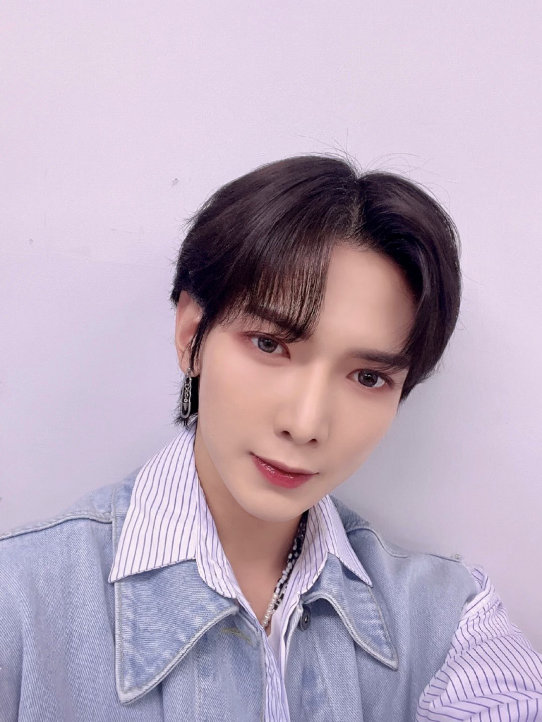 ateez-on-twitter-sbs-mtv-mc-behind-photo