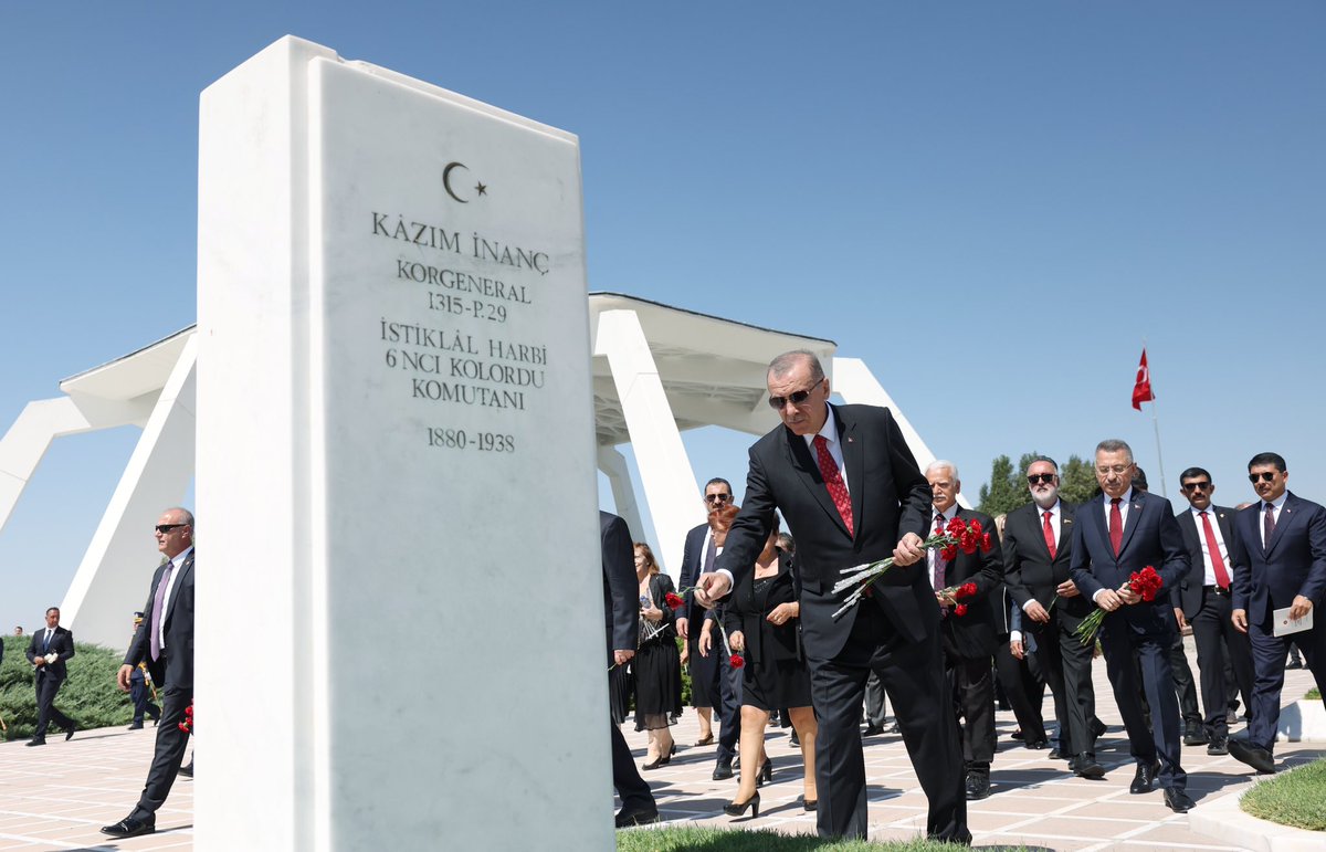 Cumhurbaşkanı Erdoğan, Devlet Mezarlığı’nı ziyaret etti tccb.gov.tr/haberler/410/1…