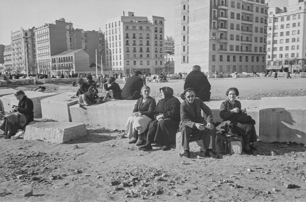 MadridAntiguo's tweet photo. Mirando hacia el lado contrario de las anteriores imágenes, aparecen los restos y el solar de la plaza de toros antigua, mientras se celebraba la verbena en la actual avenida de Felipe II (5/) (Fotos de Otto Wünderlich, 1940, IPCE) https://t.co/U9xBhXQVXs