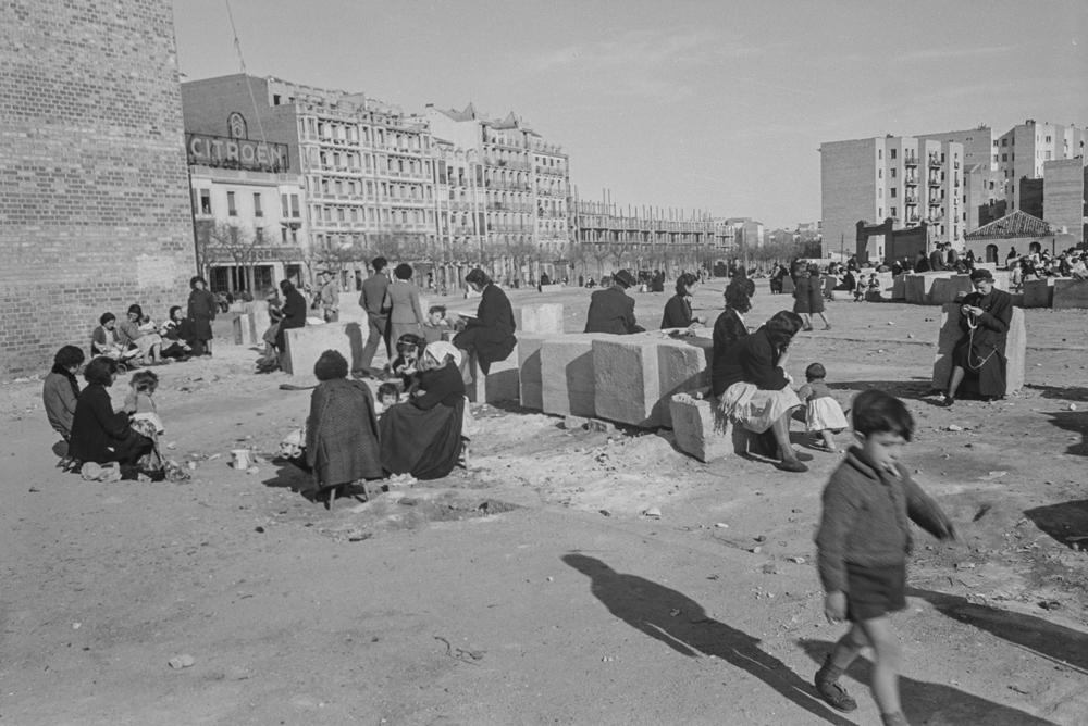 MadridAntiguo's tweet photo. Mirando hacia el lado contrario de las anteriores imágenes, aparecen los restos y el solar de la plaza de toros antigua, mientras se celebraba la verbena en la actual avenida de Felipe II (5/) (Fotos de Otto Wünderlich, 1940, IPCE) https://t.co/U9xBhXQVXs
