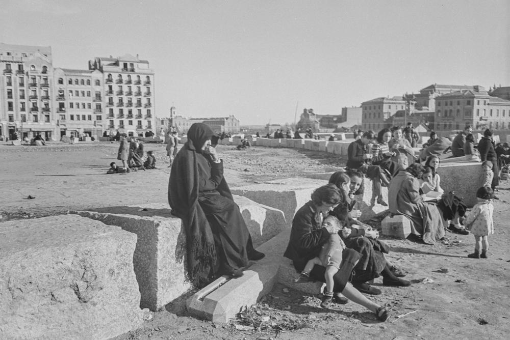 MadridAntiguo's tweet photo. Mirando hacia el lado contrario de las anteriores imágenes, aparecen los restos y el solar de la plaza de toros antigua, mientras se celebraba la verbena en la actual avenida de Felipe II (5/) (Fotos de Otto Wünderlich, 1940, IPCE) https://t.co/U9xBhXQVXs