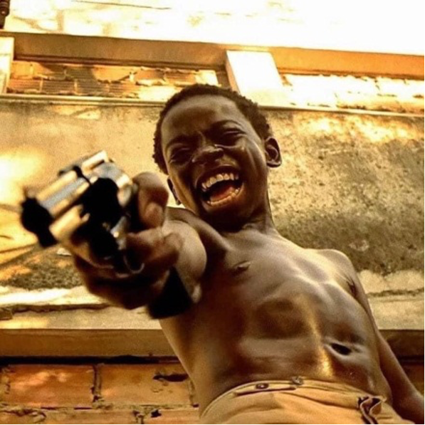[THREAD] 

Il y a 20 ans aujourd’hui, La Cité de Dieu sortait au cinéma 🎥

Retour sur ce classique qui a fait connaître au monde la dure réalité des favelas en 10 anecdotes 👇