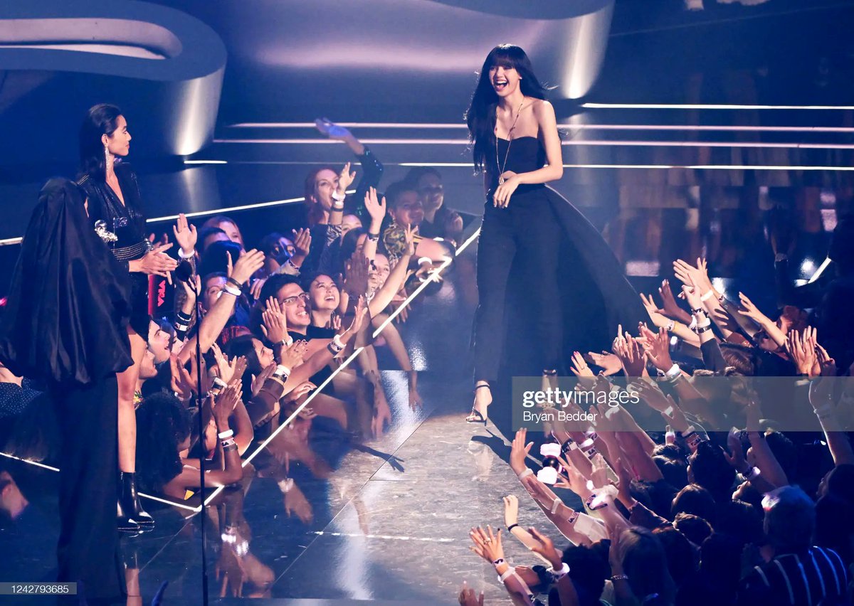 lisa_only327's tweet photo. “LISA BLACKPINK คว้ารางวัล MTV Video Music Awards 2022 (VMAs) สาขา Best K-Pop Video จากเพลง LALISA  โดยลิซ่าถือเป็นศิลปินเดี่ยว K-pop ในประวัติศาสต​ร์คนแรกและคนเดียวที่ชนะรางวัลนี้”💛 https://t.co/g7gtMXsd32
