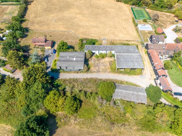 WeldonBeesly's tweet photo. For Sale - Development Opp nr Waltham Cross. 3 bed house, 13k sq.ft buildings (3k with business consent) &amp; 8.84ac of land. More details available soon. https://t.co/vYc5ZdsMid