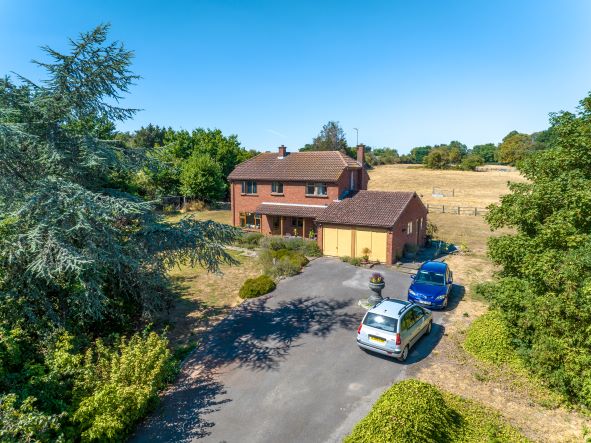 WeldonBeesly's tweet photo. For Sale - Development Opp nr Waltham Cross. 3 bed house, 13k sq.ft buildings (3k with business consent) &amp; 8.84ac of land. More details available soon. https://t.co/vYc5ZdsMid