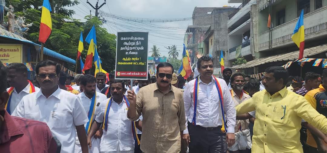 Mettur_Rajesh's tweet photo. Dr Anbumani Ramadoss demands to stop building dams across Kosasthalaiyar. Many supporters are gathered in Pallipattu and asked AP government to stop construction of dams. 

#StopAPDamsAcrossKosasthalaiyar https://t.co/JThHPaP8Kw