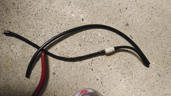 このねっちょりホース、純正と違うのかも?(^o^;)
交換こうかん! 