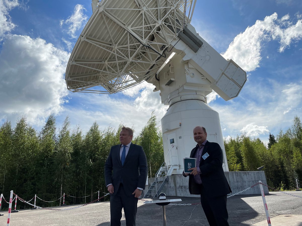 The Minister of Agriculture and Forestry Antti Kurvinen @kurvisentwiit at Metsähovi Geodetic Research Station – the vital upgrades of the infrastructure are proceeding and the work for reliable location information, science and global co-operation continues! @mmm_fi