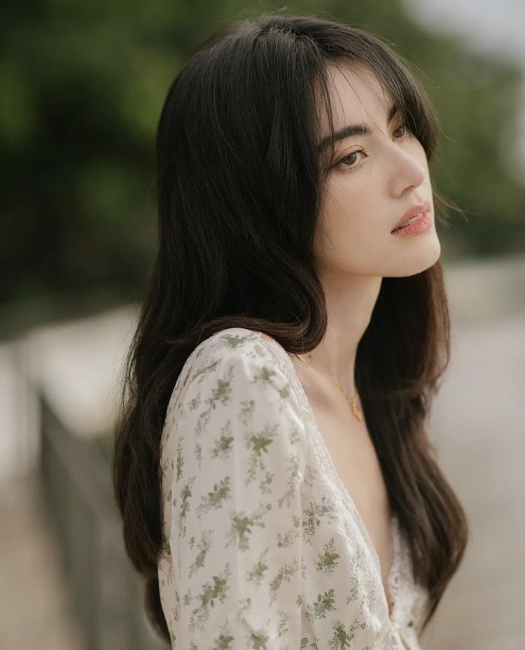 ㅤㅤㅤ— 𝗀𝗼𝗅𝖽 𝗃𝖾𝗐𝖾𝗅𝗋𝗒 𝗌𝗁𝗂𝗇𝗂𝗇𝗀 𝗌𝗈 𝖻𝗋𝗂𝗀𝗁𝗍
ㅤㅤㅤ𝘀𝗍𝗋𝖺𝗐𝖻𝖾𝗋𝗋𝗒 · 𝖼𝗵𝖺𝗺𝗉𝖺𝗀𝗇𝖾 '𝗼𝗇 𝗂𝖼𝖾.