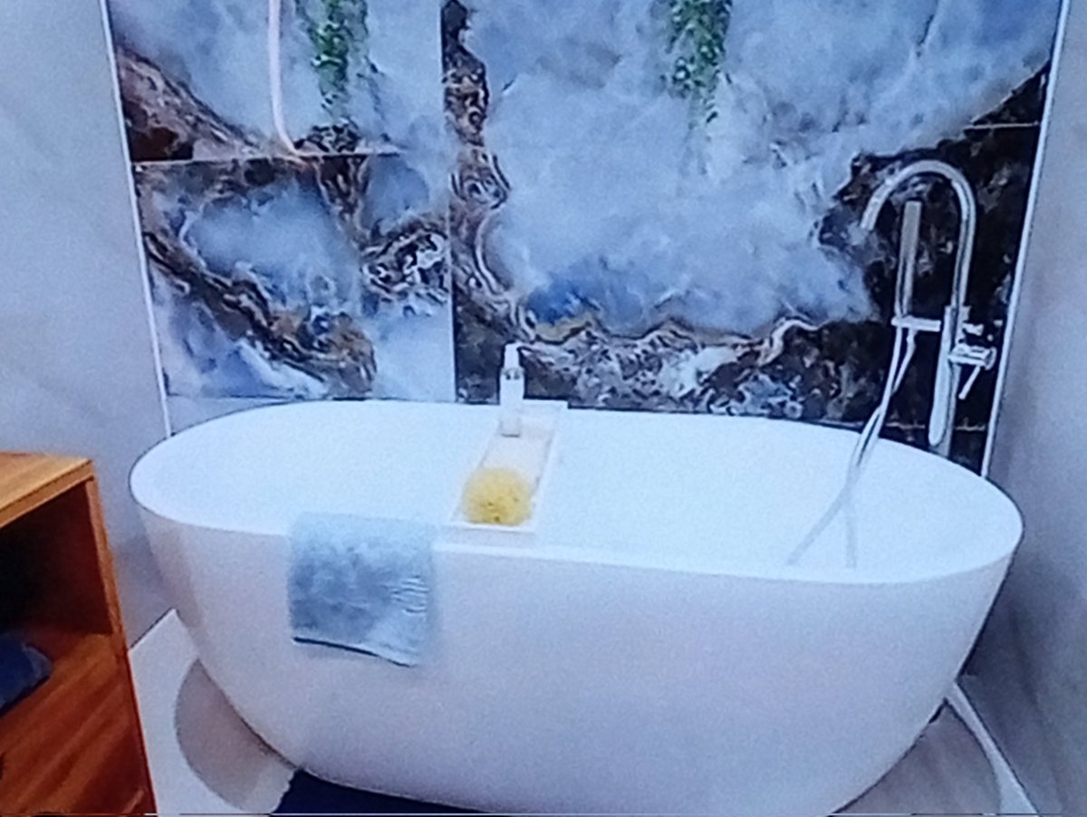 SallyL88's tweet photo. #worsthouse These bathroom tiles are a thing of beauty!!! ❤️❤️❤️👌👌👌 https://t.co/E5JnFAY9Zy