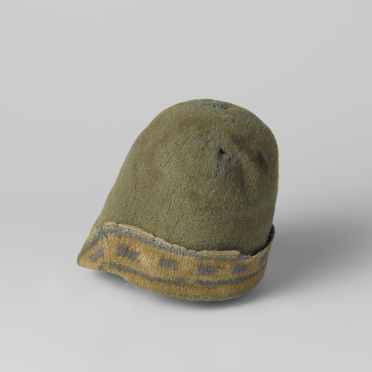 Due to rising temperatures the 17th century graves of Dutch whalers buried at Spitsbergen are defrosting and decomposing.
Some unique finds have already being lost for ever.
A thread🧵

Woollen Caps, 17th century, recovered in the 1980s.

rijksmuseum.nl/en/my/collecti…