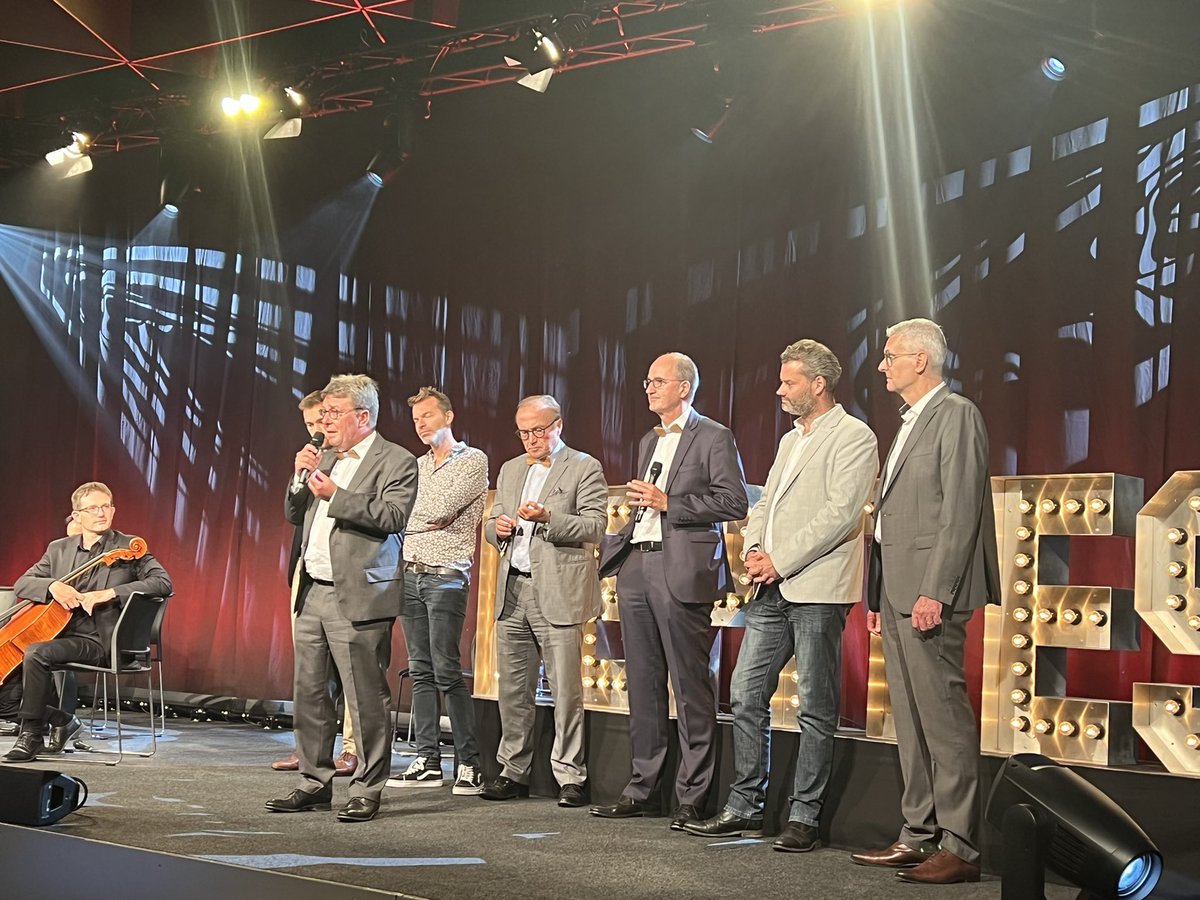 Alexoundelavega's tweet photo. Bravo @GroupeIRD pour cette incontournable soirée des #pepites qui fédère chaque année plus 800 entrepreneurs des @hautsdefrance, la rentrée économique est officiellement lancée 👍 👏👏👏 https://t.co/VwpQdbMI2K