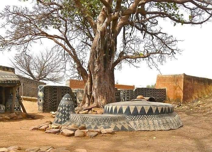 TareYaro's tweet photo. Bienvenue à Tiébélé dans le Centre-sud au Burkina Faso 😍 https://t.co/gu448yDcsu
