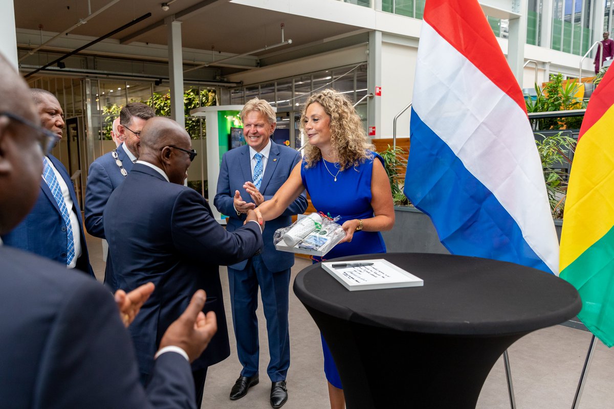 Today we had the honor to welcome President Nana Akufo-Addo of Ghana at World Horti Center. 

Puck van Holsteijn director WHC summarizes: 'There was great interest from the delegation, a lot of interaction with the president and we’ve planted a seed for our next meeting.'
