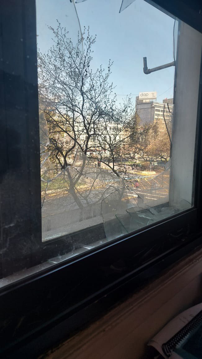 Hace unos momentos apedrearon las ventas del <a href="/Mineduc/">Ministerio de Educación</a>, poniendo en  riesgo a funcionari@s. La violencia nunca es el camino, menos contra trabajadoras y trabajadores.