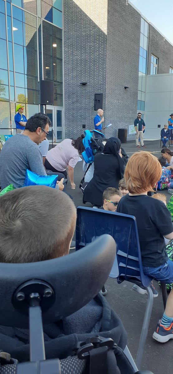 ARGOLIFER's tweet photo. Keegan is so excited, the sun is a shining on us π Mayor Berry Vrbanovic joined us.
We're here at the school,
on the first day for opening ceremony.
Brand New School Oakwood π¦
#firstdayofschool2022 https://t.co/6LS4OOgq5s