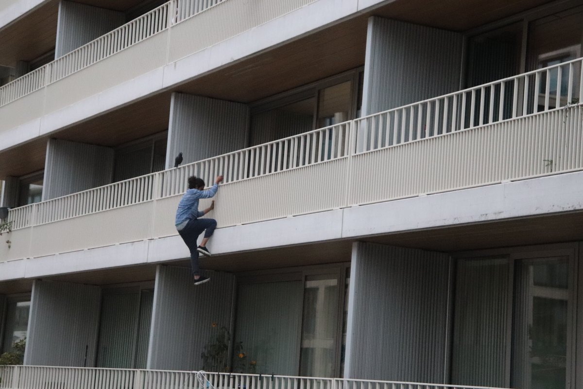 martindamen58's tweet photo. Amsterdam-noord #Overhoeks. Verwarde man klimt van 2e verdieping balkon naar onderliggende balkons en kon door politie worden overmeesterd. De melding kwam om 19.05 uur binnen. Meerdere politie eenheden en twee hondengeleiders in beschermende kleding kwamen ter pl. Spadinalaan. https://t.co/ydS2vJ9zSA