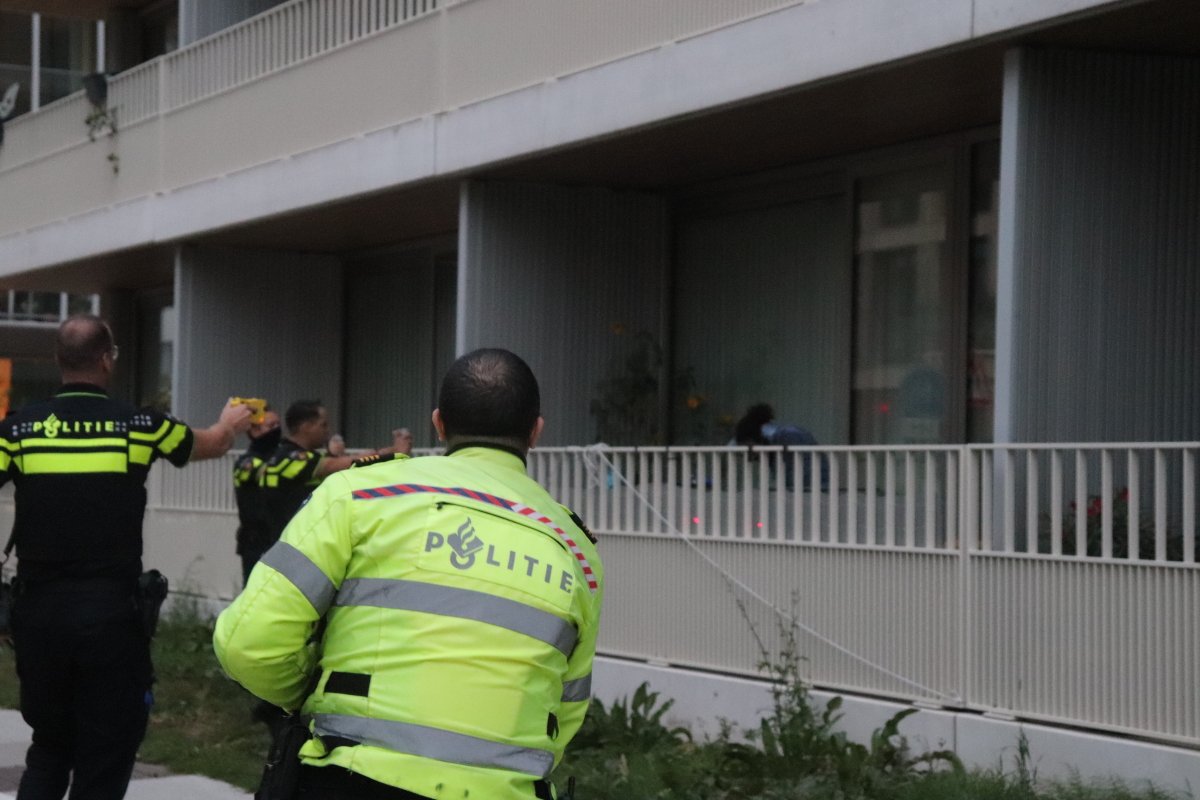 martindamen58's tweet photo. Amsterdam-noord #Overhoeks. Verwarde man klimt van 2e verdieping balkon naar onderliggende balkons en kon door politie worden overmeesterd. De melding kwam om 19.05 uur binnen. Meerdere politie eenheden en twee hondengeleiders in beschermende kleding kwamen ter pl. Spadinalaan. https://t.co/ydS2vJ9zSA