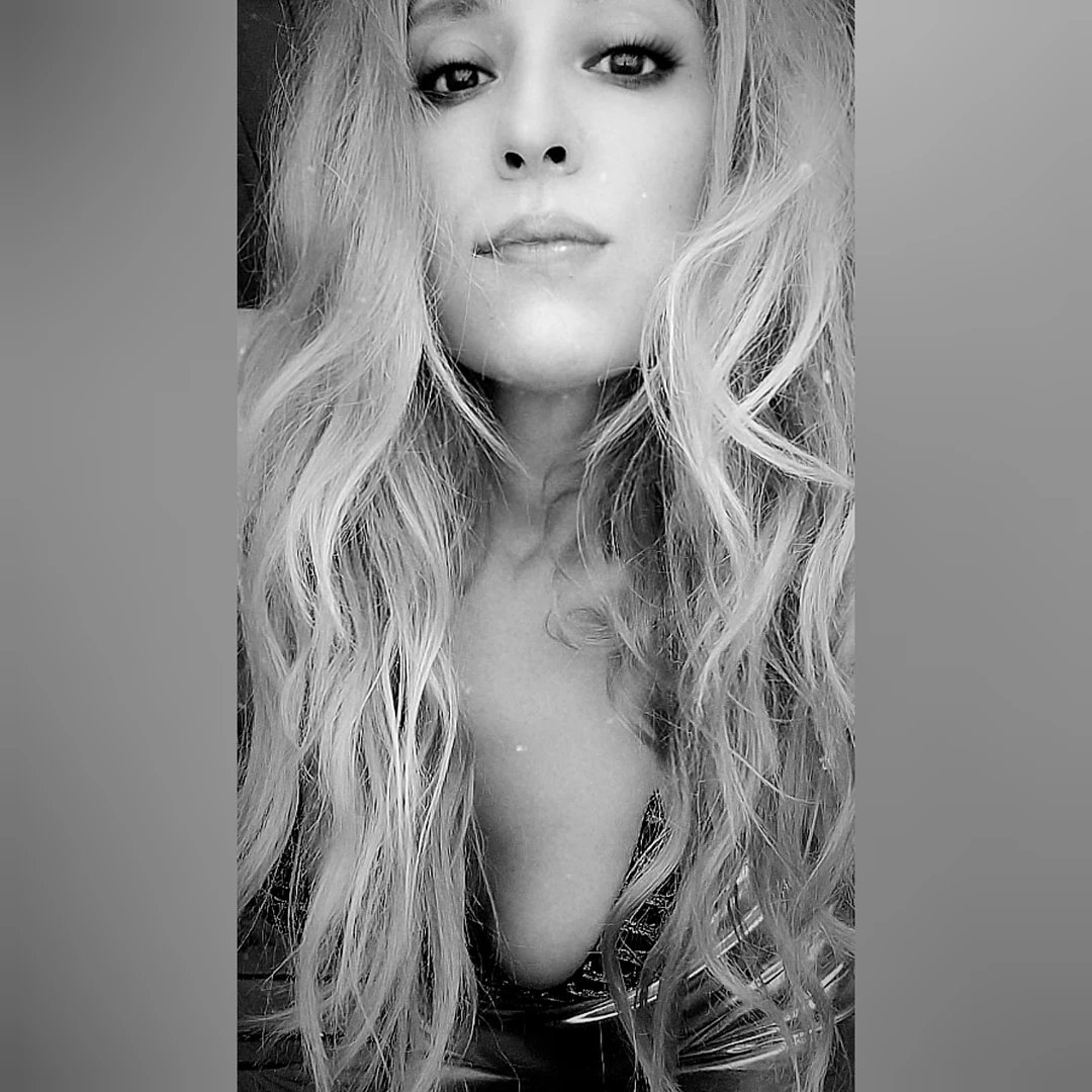 Bir tren yolculuğu yaparız belki bir gün 
Sandevinç falan yeriz 
İyi günler çok uzak sayılmaz 
Cemal Süreya...