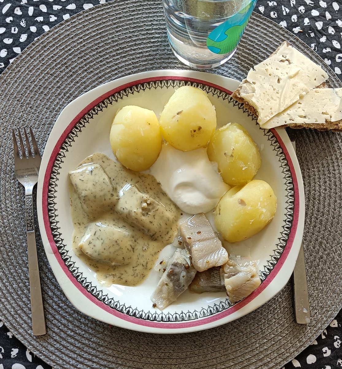 swetraditions's tweet photo. If you have no idea what to eat you can always make a silltallrik (herring plate). https://t.co/KIOcJM6SPC