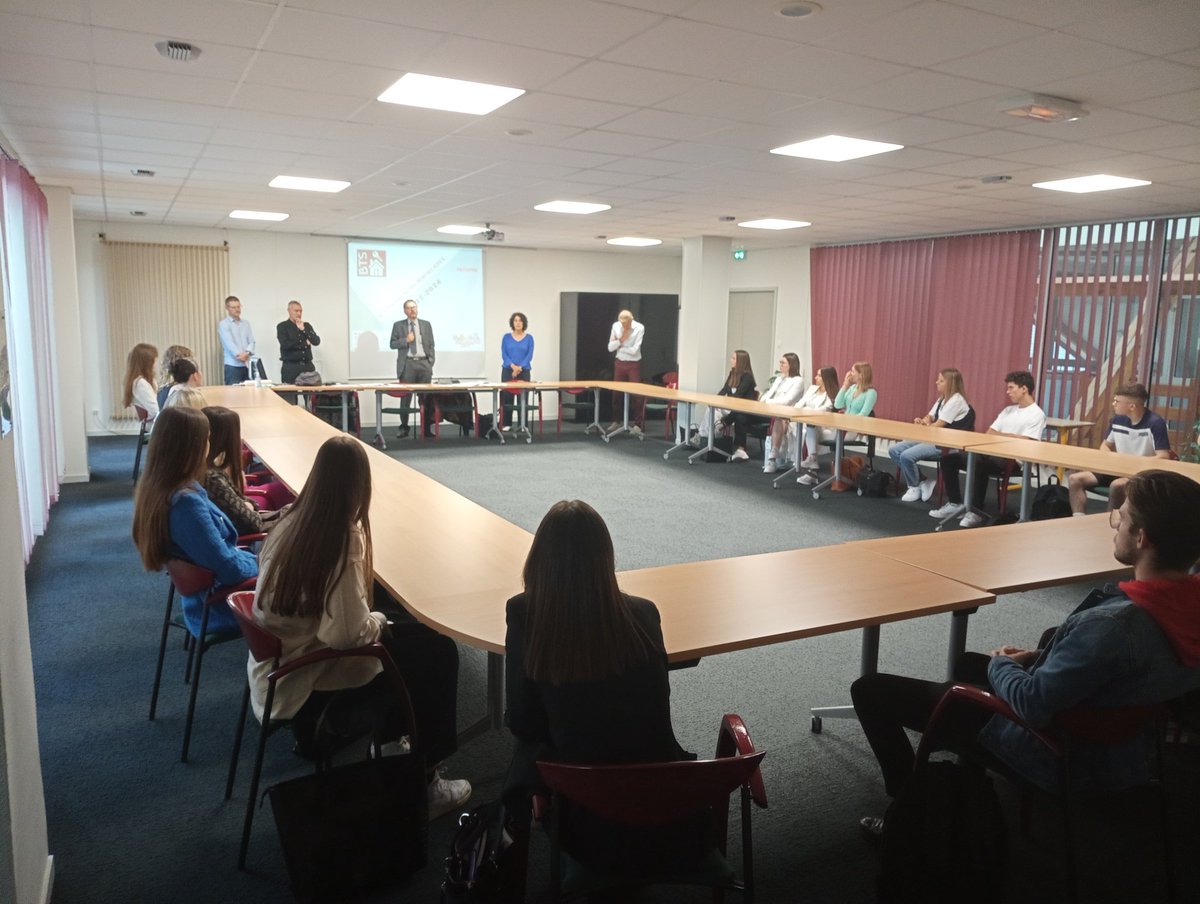 ClaudelLycee's tweet photo. Aujourd'hui, rentrée des étudiants de BTS Professions Immobilières promotion 2022-2024. Des étudiants motivés par les métiers de l'immobilier 
#BTS #immobilier #Caen #Normandie https://t.co/aguWuiJQ40