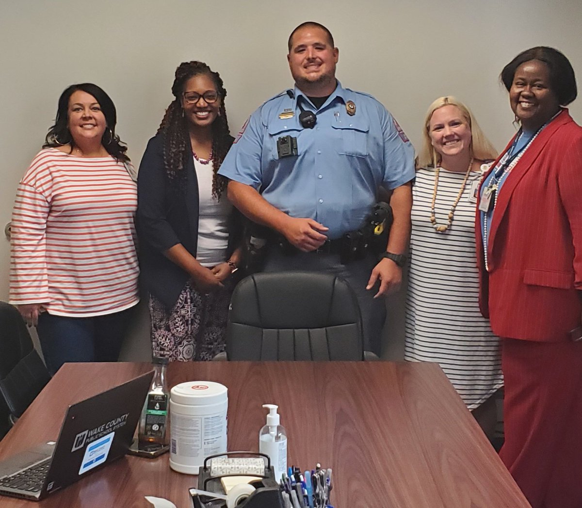 DosesofDula's tweet photo. Welcome Sanderson's New SRO, Officer Warren, to the Spartan family!!!  He is a Spartan now!!!!  @SpartanTweets https://t.co/5ZvvHS10gp