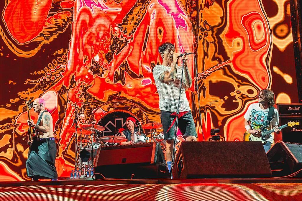 The legendary @chilipeppers perform at @citizensbankpark in #philadelphia 📸 for @933wmmr by @digitalnoisemag instagr.am/p/CiLVykzO6aR/