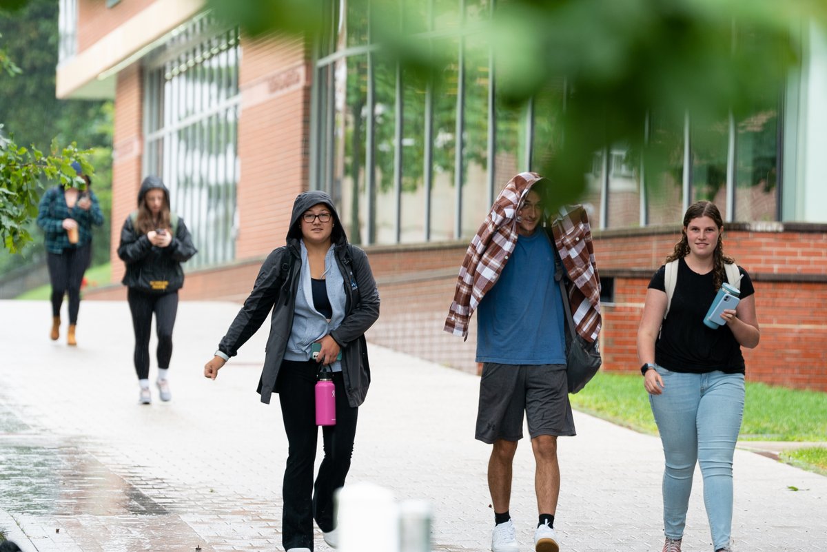 RegisCollege_MA's tweet photo. It may be raining, but that didn't stop the Pride from having a great first day of classes ☔ Wishing everyone an awesome fall semester! #RoarPride https://t.co/VahEpilfff
