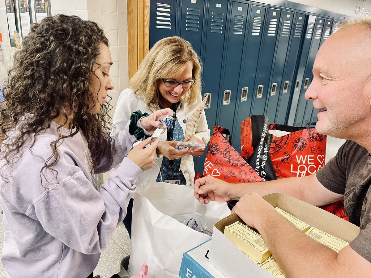 MrsZionHW's tweet photo. Thank you @SpeachCandy for the AMAZINGLY SWEET donation to welcome our staff back to @HWSmithscsd  🍪 🍫 Everyone LOVED their chocolate covered cookies! ❤️ @SyracuseSchools https://t.co/piJIWakS77