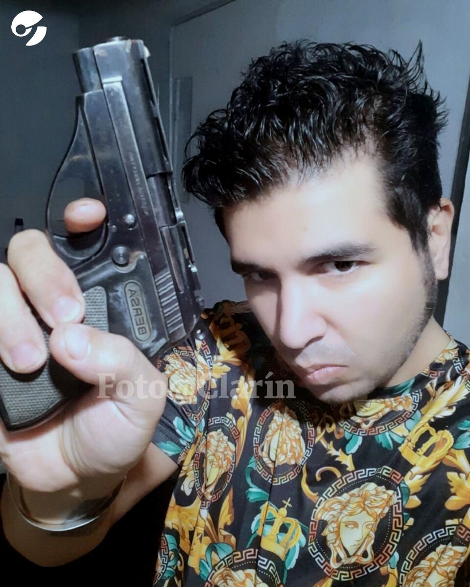 JulianMaciasT's tweet photo. Para todos los que difundieron que todo era un montaje, que cambiaron la pistola del atentado por la que mostraron o que la pistola era de agua, aquí están las imágenes que demuestran que Sabag Montiel y su novia planearon el atentado contra Cristina Kirchner. El odio les ciega. https://t.co/q78cHAYaQj