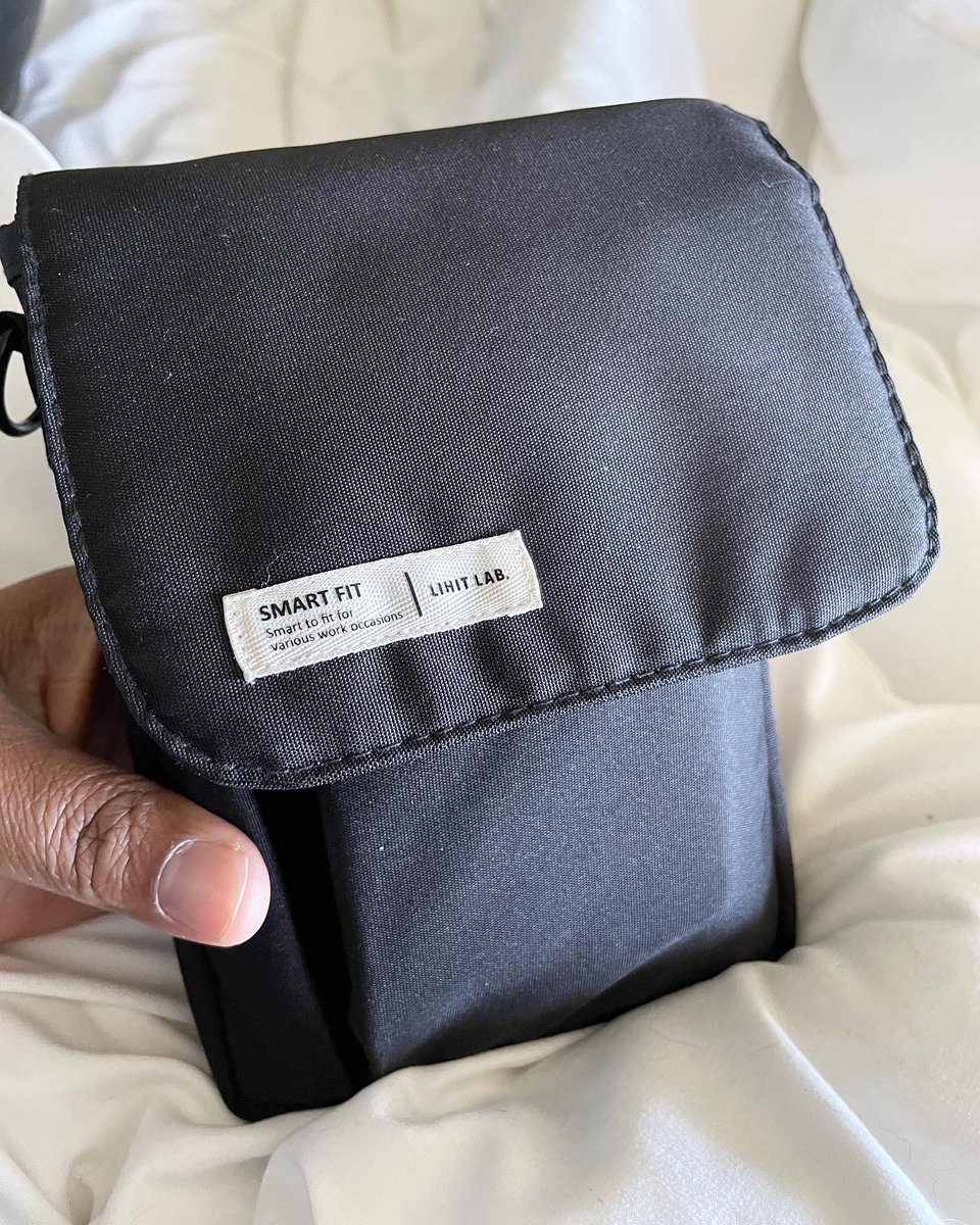carlaconroy's tweet photo. What’s in my @lihitlab._official a6 pouch housing a6 and pocket size sketchbooks. #idocument #photojournal #lihittas #lihitlabcase #carlascreativelife #onedrawingaday #sketchsupplies https://t.co/eWLfuXDZBk