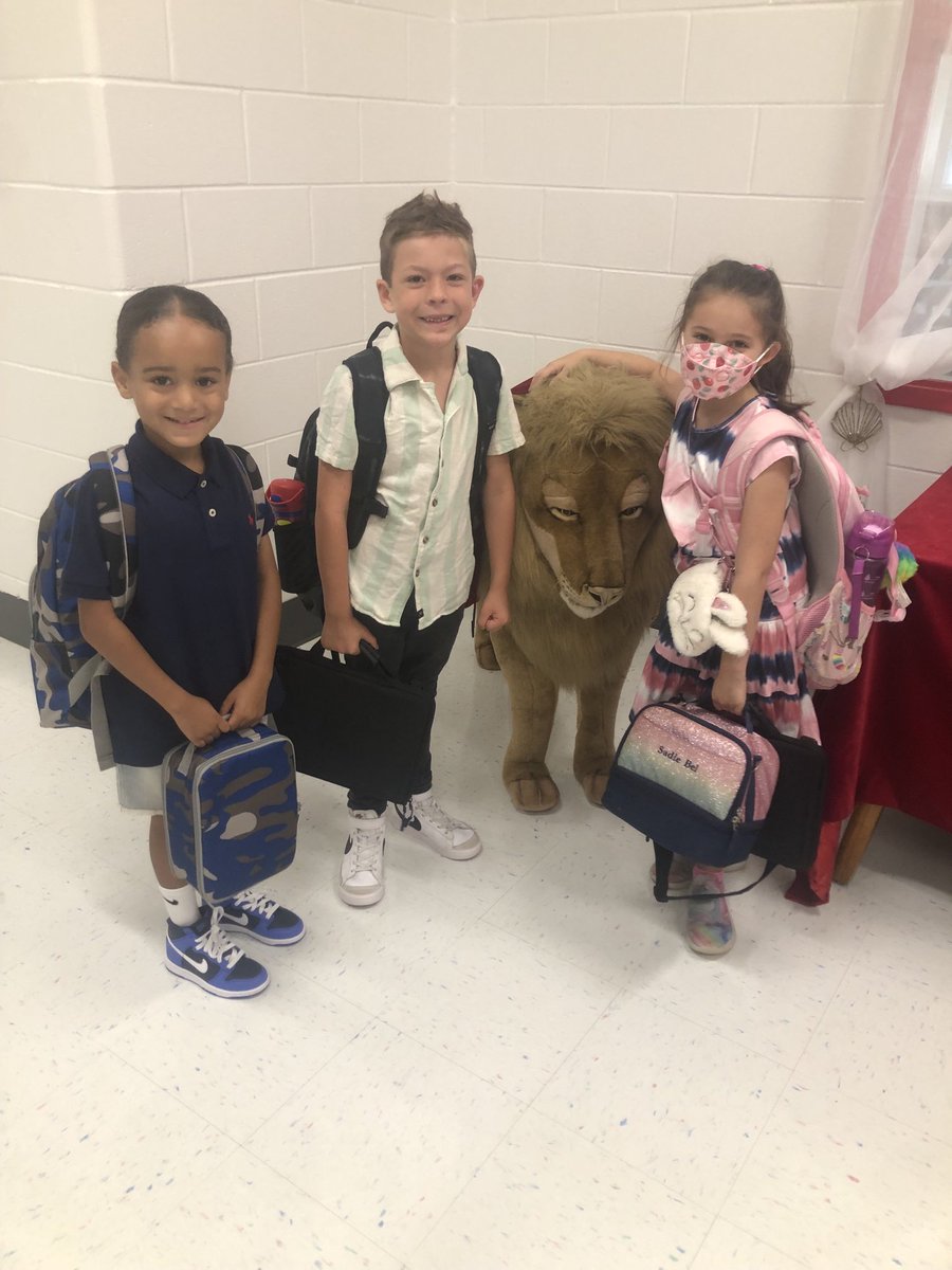 KingsGrantES's tweet photo. ⁦@KingsGrantES⁩ students come ready for their first day of the 2022-23 school year! #vbschools #VBDayOne https://t.co/9u8bsB7vrh