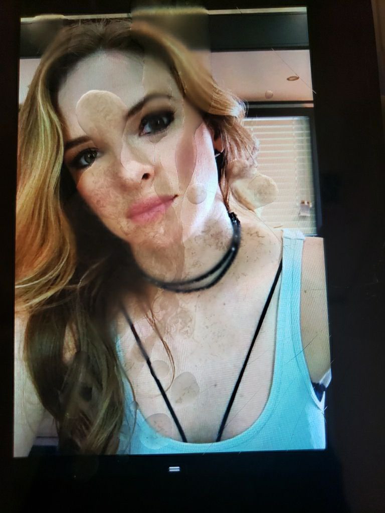 HungFrosty's tweet photo. What she has to do when @caitysnow2 isn't home.. https://t.co/ikRSrnPaaa