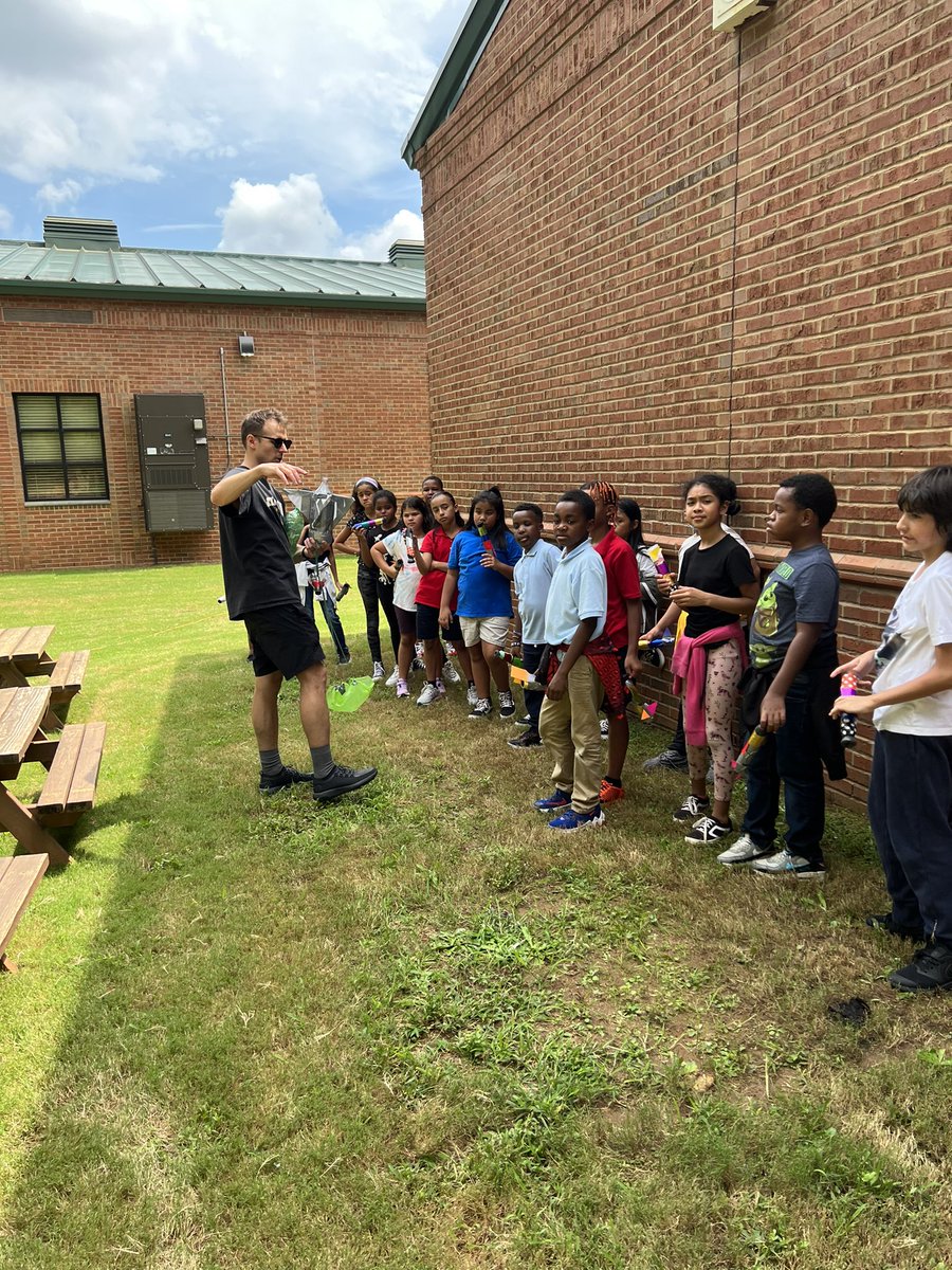 Jets learning with one of their favorite visitors, KSU’s Maker Bus! <a href="/LockheedElem/">Lockheed Elementary</a> @Coretta_Stewart @mrsmorelock #STEM