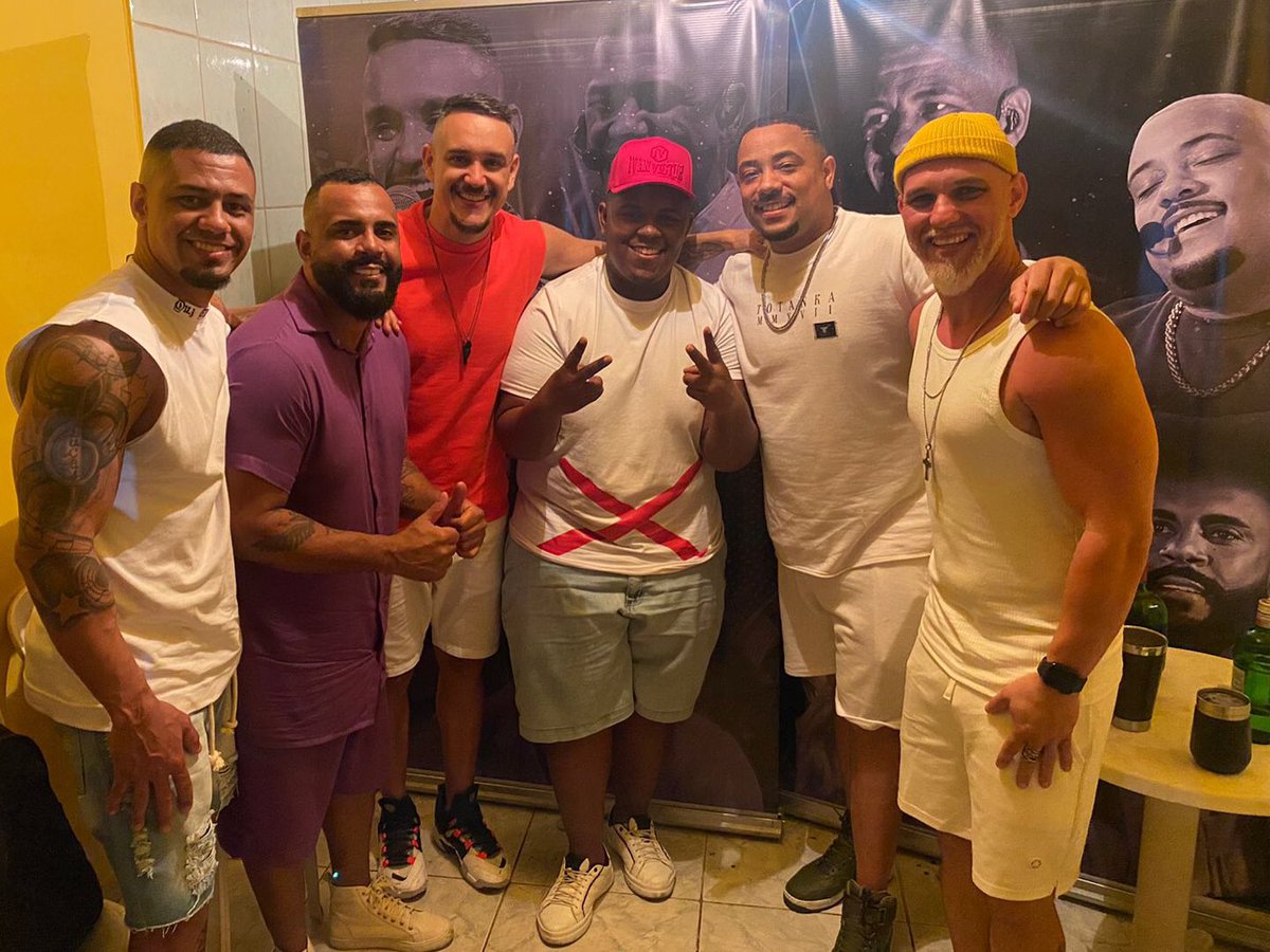 ChocotaoOficial's tweet photo. Gratidão D+ a toda rapaziada que faz parte do @intimistasoficial 🙏🏾
Obrigado pelo o convite em me chamar para gravar o audiovisual #INTIMIDADENOMORRO2 e obrigado pela confiança em meu trabalho, que Deus abençoe sempre. Foi lindão!!!🤎👊🏾
•
#SomHumilde
#RepiqueDeMão https://t.co/qxvpk4h7IR