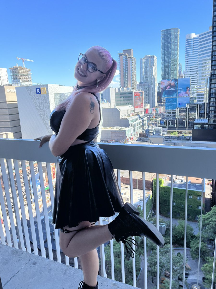 swiftsenigma_'s tweet photo. one month ago i was the happiest i’ve ever been 🥲💗⚔️ #chromaticaballtoronto https://t.co/GrJYfSIebG