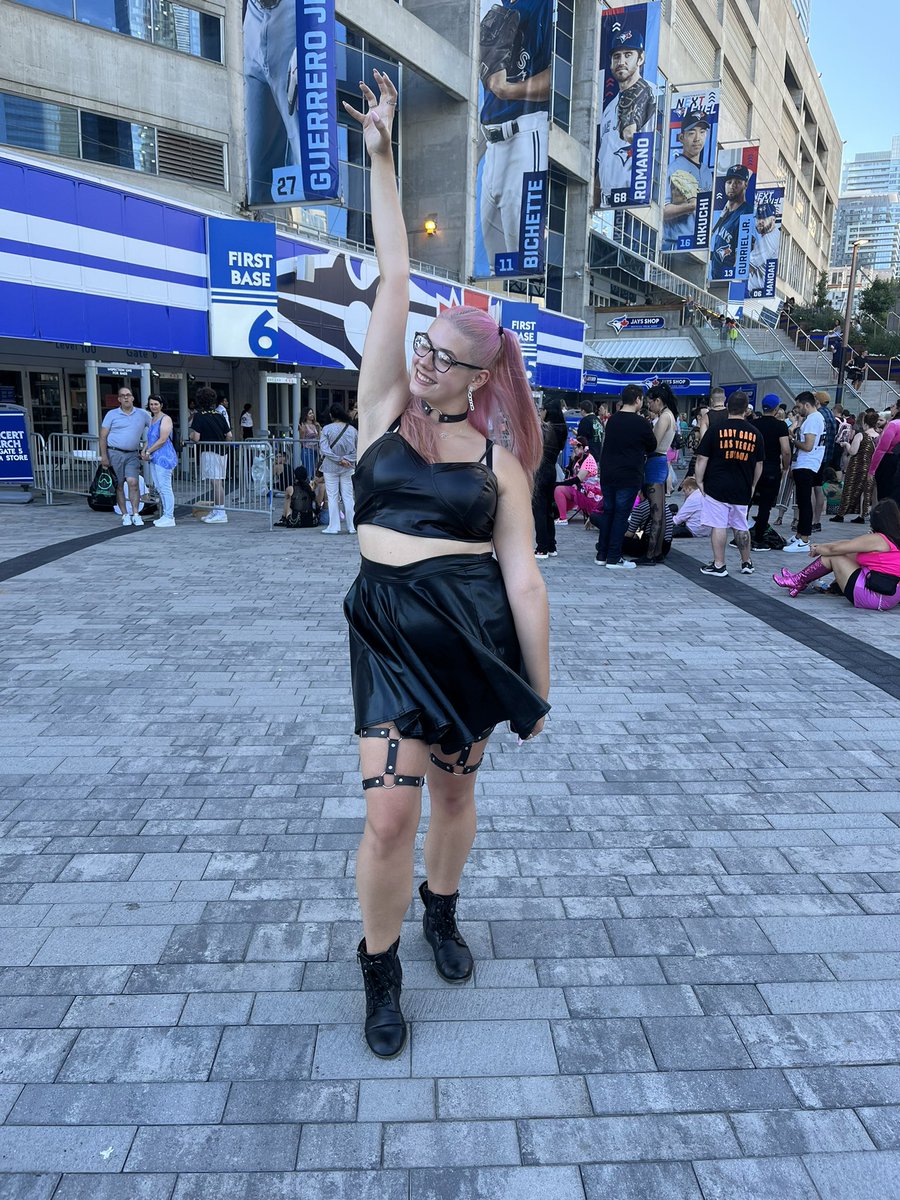 swiftsenigma_'s tweet photo. one month ago i was the happiest i’ve ever been 🥲💗⚔️ #chromaticaballtoronto https://t.co/GrJYfSIebG