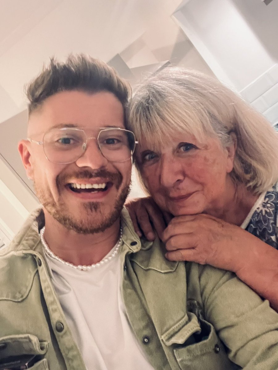 JasonMarc24's tweet photo. Cyfarfod bendigedig gyda'r annwyl yn Carole Todd siarad am bopeth Beauty and the Beast. ….Wonderful meeting with the adorable @caroletodd22 talking all things Beauty and the Beast @VenueCymru @Imagine_Theatre @VenueCymru_Cym #CoDirectors https://t.co/oNt5xBEuWh