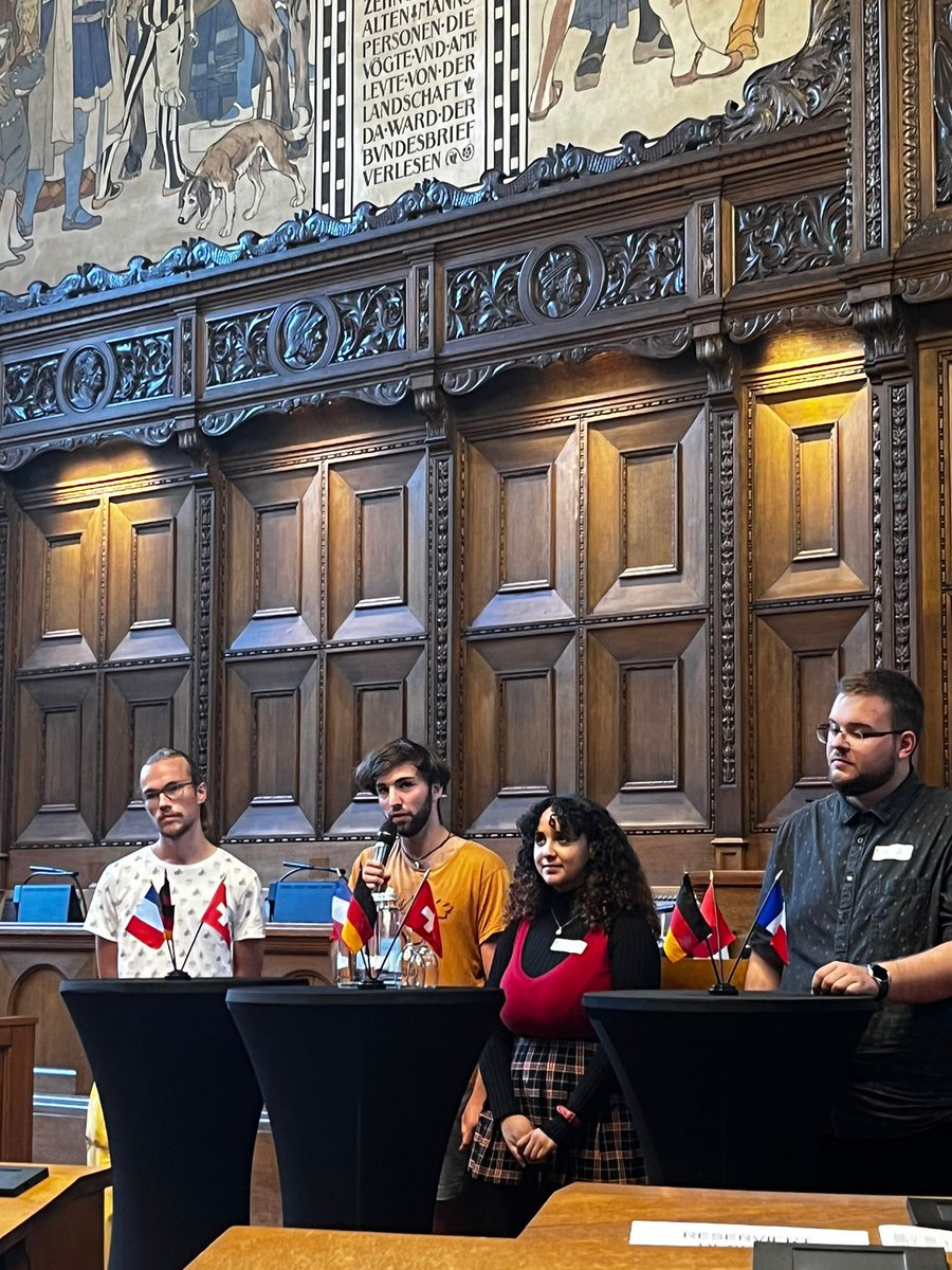 Einige Infos vom Jungen Rat 🗣

Heute waren wir am „Runden Tisch der Jugend zum Klimaschutz“ anwesend. 

Wir diskutierten mit Expert:innen und Politiker:innen in Workshops, wie wir als trinationale Region zum Klima- und Umweltschutz sowie zur Nachhaltigkeit beitragen können. 🙌
