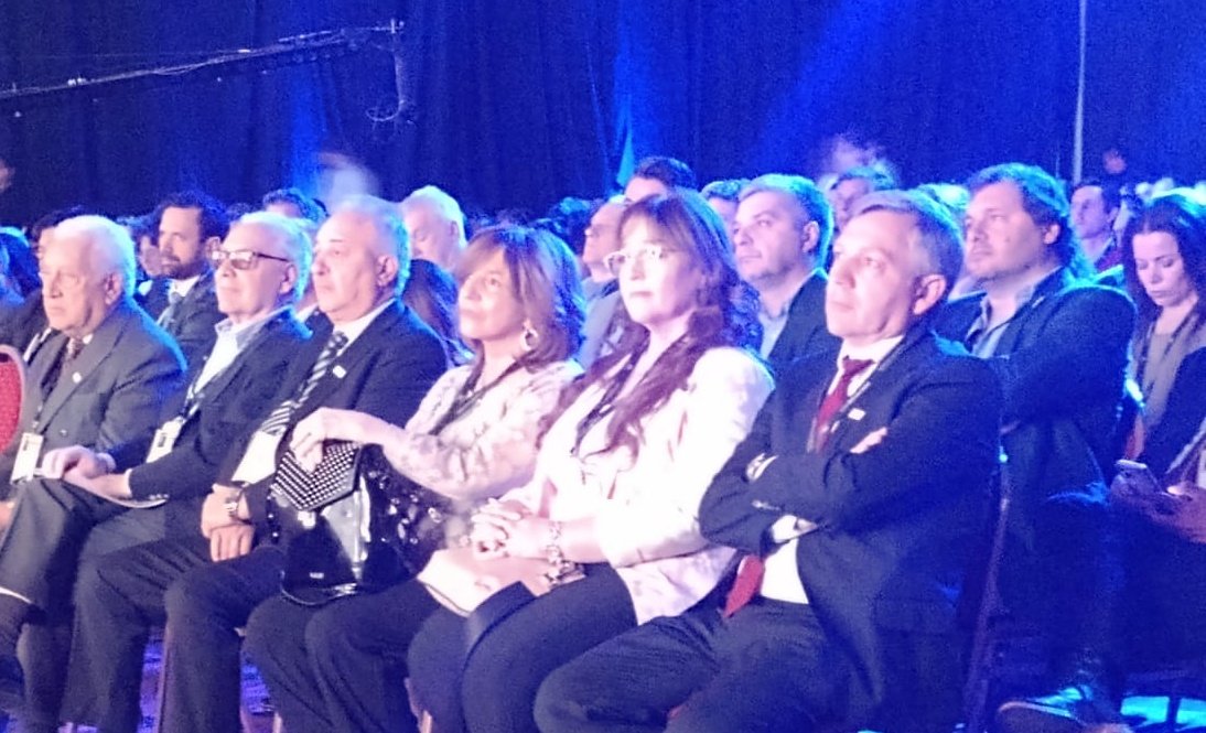 silvinafrana's tweet photo. La inversión pública del @GobSantaFe es una herramienta estratégica para construir y ejecutar obras que generen arraigo, equidad e inclusión. 

Con la presencia los ministros @gkatopodis, @jorgeferraresi participé de la Convención Anual de la @camarcoArg 2022 https://t.co/WUmu2Sjy86