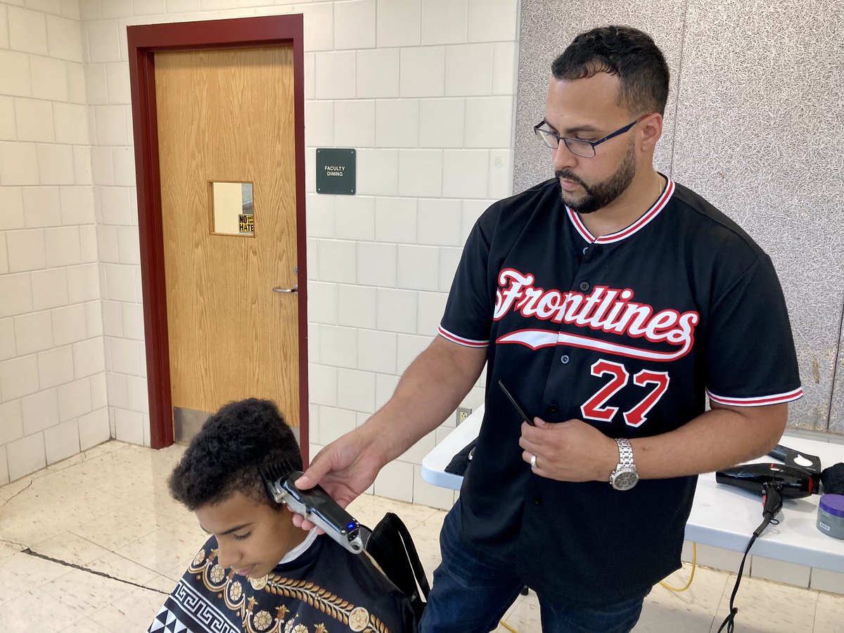 pgsdfalcons's tweet photo. Frontlines Barber Shop has arrived at PGMS to give out free haircuts to students!💈 ✂️ If you signed up for a time slot earlier today, don’t forget to come and claim your free cut!
#PottsgroveProud https://t.co/YS5RZFdXDu
